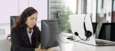 Ofiste çalışan, kulaklık takan iş adamları daha geniş görüşlü.