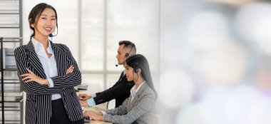 Ofiste çalışan, kulaklık takan iş adamları daha geniş görüşlü.