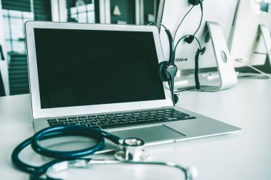 Klinikteki kulaklık ve doktor ekipmanları hasta için aktif destek için hazır.