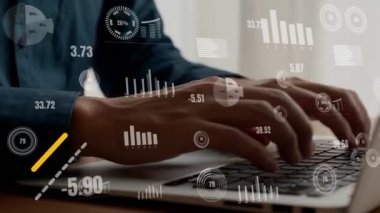 İş adamı iş veri analizini analiz etmek için yetenekli dizüstü bilgisayar kullanır