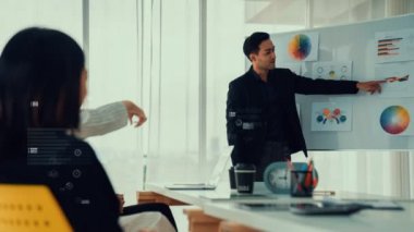 Şirket personeli toplantısındaki iş adamları imrendirici grafikle