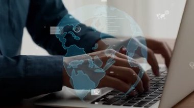 İş adamı iş veri analizini analiz etmek için yetenekli dizüstü bilgisayar kullanır