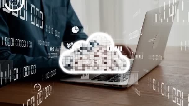 Biznesmen używa zdolnego laptopa do łączenia się z siecią przetwarzania w chmurze — Wideo stockowe