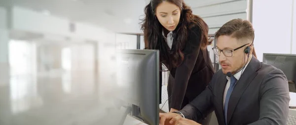 Zakenmensen die een headset dragen en op kantoor werken, verbreden het zicht — Stockfoto