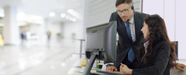 Ofiste çalışan, kulaklık takan iş adamları daha geniş görüşlü.