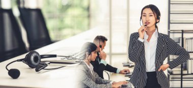 Ofiste çalışan, kulaklık takan iş adamları daha geniş görüşlü.