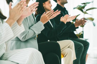 İş kadını, iş projesinde yeterlilikle yer alırsa ekipten kutlamalar aldı