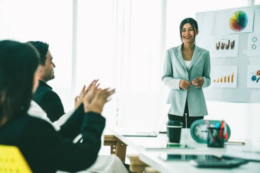 İş kadını, iş projesinde yeterlilikle yer alırsa ekipten kutlamalar aldı