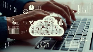 İş adamı bulut hesaplama ağına bağlanmak için yetenekli dizüstü bilgisayar kullanır