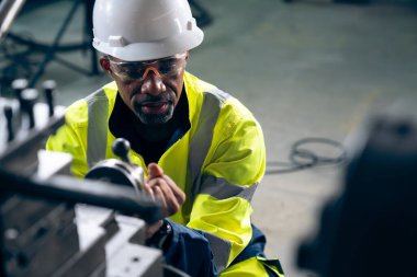 Fabrika işçisi veya mühendisi usta imalat atölyesinde makine işi yapıyor
