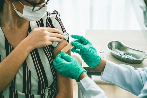 Ung kvinna besöker skicklig läkare på sjukhuset för vaccination — Stockfoto