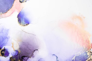 Kağıt üzerinde mermer sıvı mürekkep resminin mor altın soyut arkaplanı .