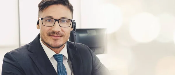 Pebisnis yang memakai headset yang bekerja di kantor memperluas tampilan — Stok Foto