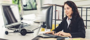 Ofiste çalışan, kulaklık takan iş adamları daha geniş görüşlü.