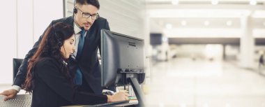 Ofiste çalışan, kulaklık takan iş adamları daha geniş görüşlü.