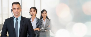 Ofiste çalışan, kulaklık takan iş adamları daha geniş görüşlü.