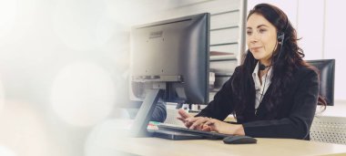 Ofiste çalışan, kulaklık takan iş adamları daha geniş görüşlü.