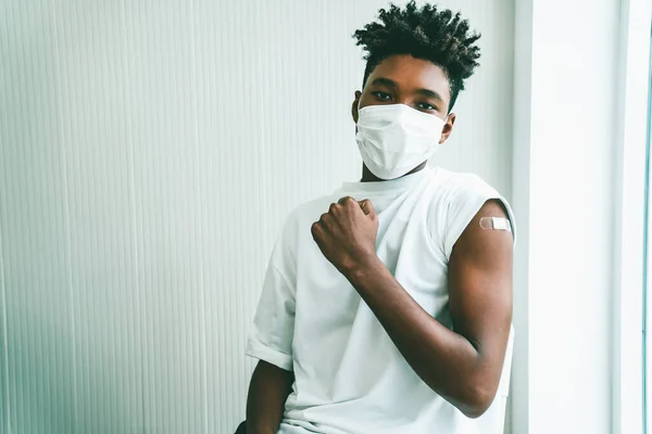 Afrikansk amerikansk tonåring visar COVID-19 vaccin bandage glatt — Stockfoto