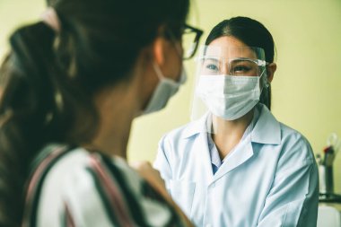 Genç bayan, aşı için yetenekli doktoru hastanede ziyaret ediyor.