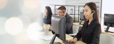 Ofiste çalışan, kulaklık takan iş adamları daha geniş görüşlü.