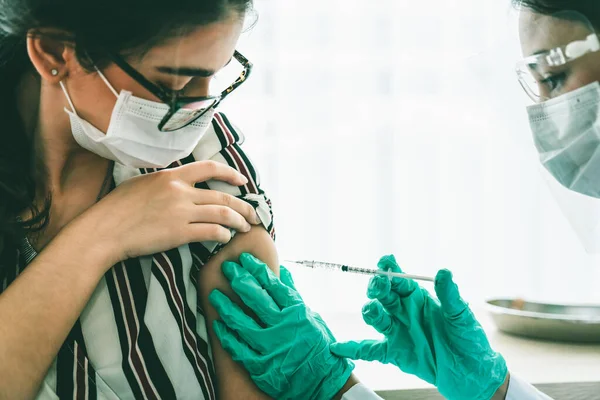 Ung kvinna besöker skicklig läkare på sjukhuset för vaccination — Stockfoto