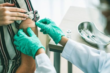 Genç bayan, aşı için yetenekli doktoru hastanede ziyaret ediyor.