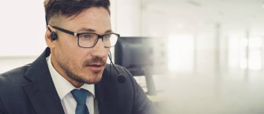 Ofiste çalışan, kulaklık takan iş adamları daha geniş görüşlü.