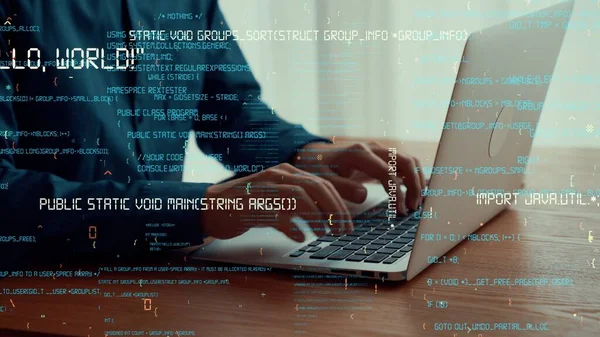 Bilgisayar programcısı programlama kodu geliştirmek için yetenekli dizüstü bilgisayar kullanır