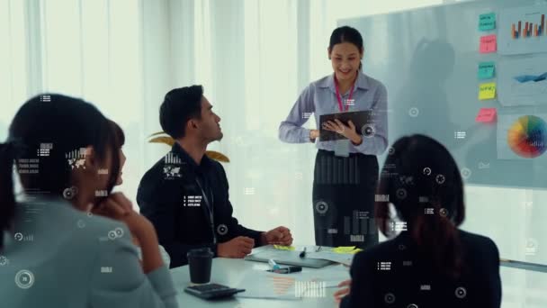 Gente de negocios en reunión de personal corporativo con gráficos visionales — Vídeo de stock