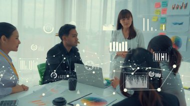 Şirket personeli toplantısındaki iş adamları imrendirici grafikle