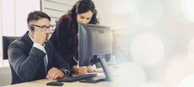 Ofiste çalışan, kulaklık takan iş adamları daha geniş görüşlü.