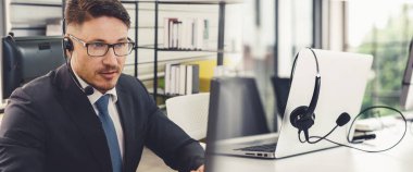 Ofiste çalışan, kulaklık takan iş adamları daha geniş görüşlü.