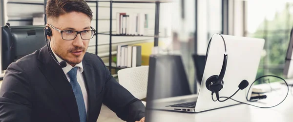 Geschäftsleute mit Headset im Büro erweitern den Blick — Stockfoto