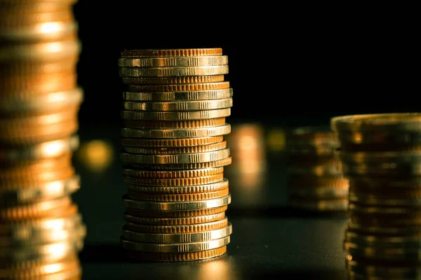 Montón de monedas de oro pila de dinero en finanzas depósito de tesorería cuenta bancaria ahorro — Foto de Stock