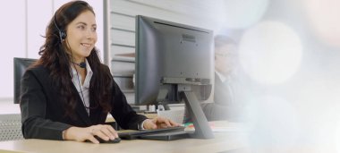 Ofiste çalışan, kulaklık takan iş adamları daha geniş görüşlü.