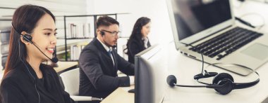 Ofiste çalışan, kulaklık takan iş adamları daha geniş görüşlü.