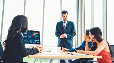 Dahiyane bilgisayar yazılımının iş veri paneli analizi