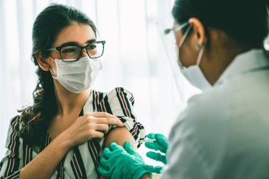 Genç bayan, aşı için yetenekli doktoru hastanede ziyaret ediyor.