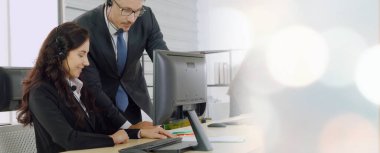 Ofiste çalışan, kulaklık takan iş adamları daha geniş görüşlü.