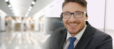 Ofiste çalışan, kulaklık takan iş adamları daha geniş görüşlü.