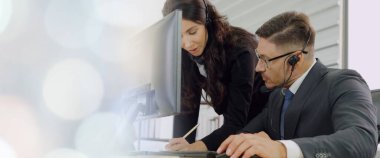 Ofiste çalışan, kulaklık takan iş adamları daha geniş görüşlü.