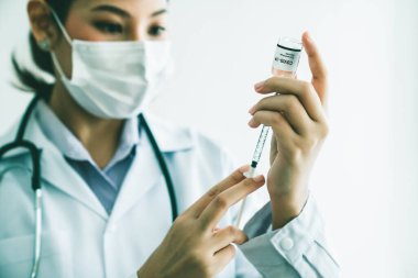 Yetenekli doktor aşıyı enjeksiyondan önce yeterince hazırlayın.