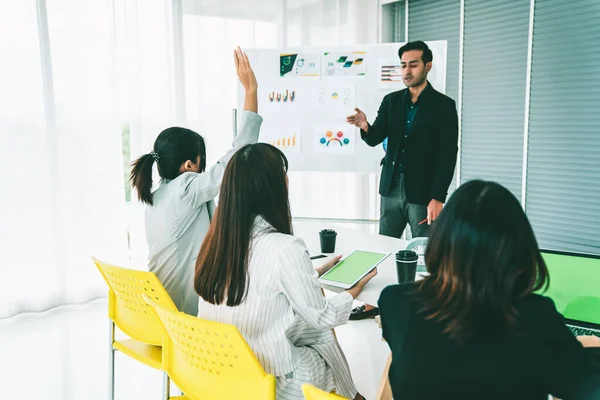 La gente de negocios discute hábilmente el proyecto de trabajo mientras se sienta en círculo — Foto de Stock