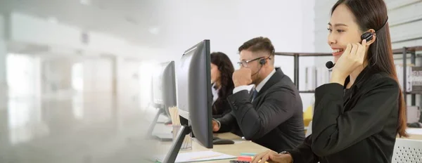 Zakenmensen die een headset dragen en op kantoor werken, verbreden het zicht — Stockfoto