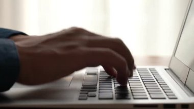 İşadamı ofis masasındaki bilgisayarda çalışıyor. Yakın çekim.