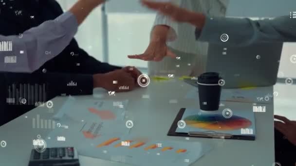 Empresários na reunião de pessoal corporativo com gráfico digital envisional — Vídeo de Stock