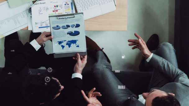 Conceptuele visie van zakenmensen in personeelsvergadering — Stockvideo