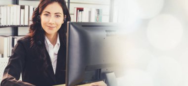 Ofiste çalışan, kulaklık takan iş adamları daha geniş görüşlü.