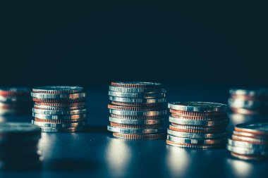 Biriktirmek için hazine mevduat hesabına yığılmış altın paralar.