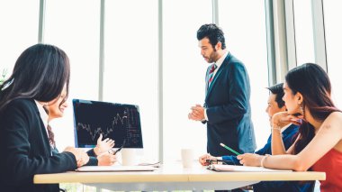 Dahiyane bilgisayar yazılımının borsa veri tablosu analizi